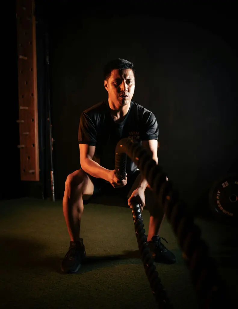 Entrenamiento funcional con cuerdas en gimnasio