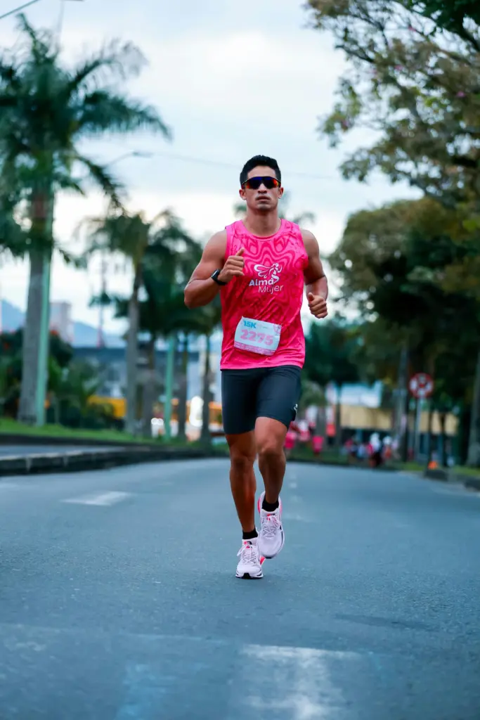Corredor en carrera con playera personalizada